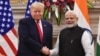 (ARCHIVO) El primer ministro de la India, Narendra Modi (derecha), estrecha la mano del presidente de Estados Unidos, Donald Trump, antes de una reunión en Hyderabad House en Nueva Delhi el 25 de febrero de 2020.