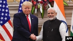 (ARCHIVO) El primer ministro de la India, Narendra Modi (derecha), estrecha la mano del presidente de Estados Unidos, Donald Trump, antes de una reunión en Hyderabad House en Nueva Delhi el 25 de febrero de 2020.