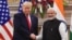 (ARCHIVO) El primer ministro de la India, Narendra Modi (derecha), estrecha la mano del presidente de Estados Unidos, Donald Trump, antes de una reunión en Hyderabad House en Nueva Delhi el 25 de febrero de 2020.