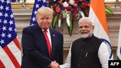 Perdana Menteri India Narendra Modi (kanan) menjabat tangan Presiden AS Donald Trump sebelum menggelar pertemuan di Hyderabad House di New Delhi, pada 25 Februari 2020. (Foto: AFP/Mandel Ngan)