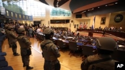 Soldados armados de las Fuerzas Especiales del ejército salvadoreño, siguiendo órdenes del presidente Nayib Bukele, ingresan al congreso el 9 de febrero de 2020. Bukele llamó a sus partidarios a converger alrededor del parlamento del país. (Foto AP/Salvador Meléndez)