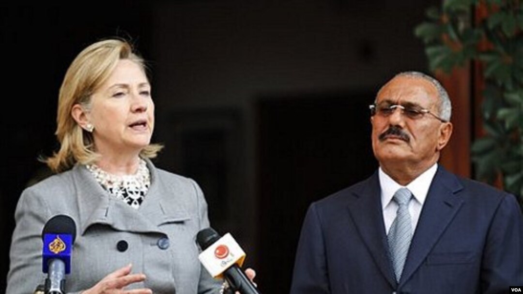 Presiden Yaman Ali Abdullah Saleh mendengarkan Menlu AS Hillary Rodham Clinton saat berbicara dalam konferensi pers di Sanaa, Selasa 11 Januari 2011.