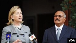 Presiden Yaman Ali Abdullah Saleh mendengarkan Menlu AS Hillary Rodham Clinton saat berbicara dalam konferensi pers di Sanaa, Selasa 11 Januari 2011.