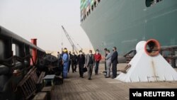 Ousama Rabie, predsednik Uprave Sueckog kanala prati situaciju, u blizini zaglavljenog teretnog broda Ever Given (Foto: Reuters/Suez Canal Authority Handout)