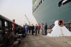 25 Mart 2021 - Süveyş Kanalı İdaresi Başkanı Usame Rabiye, karaya oturan gemi ve civarında incelemeler yaptı.