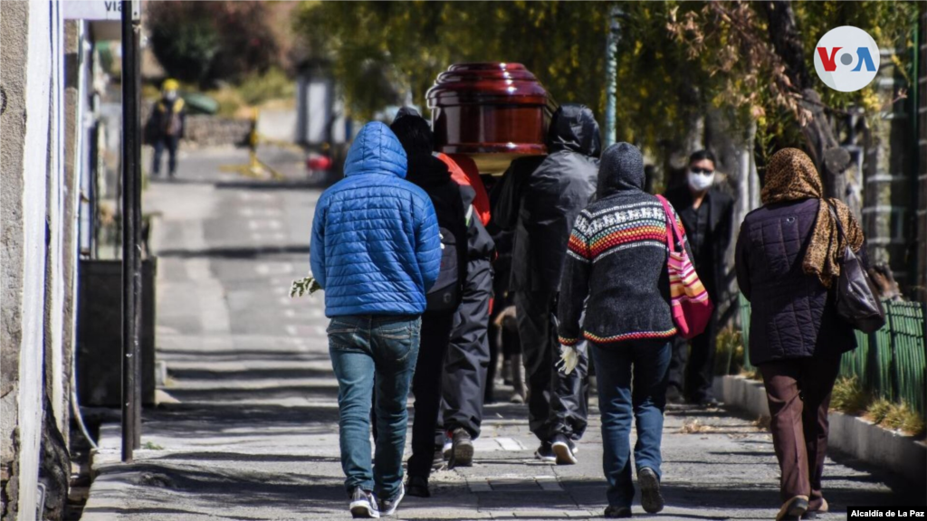 Familiares acuden al Cementerio General de La Paz para despedir a sus seres queridos fallecidos por la pandemia de coronavirus. 