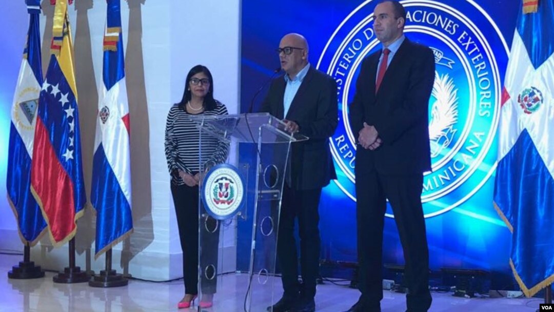 Jorge Rodríguez (centro), ministro de Información de Venezuela, informa en República Dominicana sobre la ausencia de la oposición de su país a la quinta reunión de diálogo para la paz. Foto: Gesell Tobías.