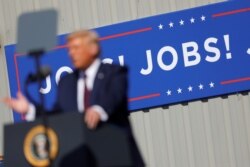 지난 20일 미국 펜실베이니아주 올드포지에서 열린 도널드 트럼프 대통령 선거유세에 'JOBS! JOBS! JOBS!'라는 현수막이 걸려있다.