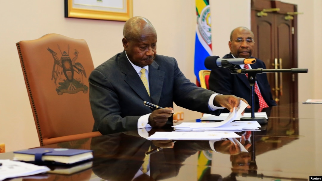 Uganda President Yoweri Museveni signs an anti-homosexual bill into law at the state house in Entebbe, 36 km south west of capital Kampala February 24, 2014. 