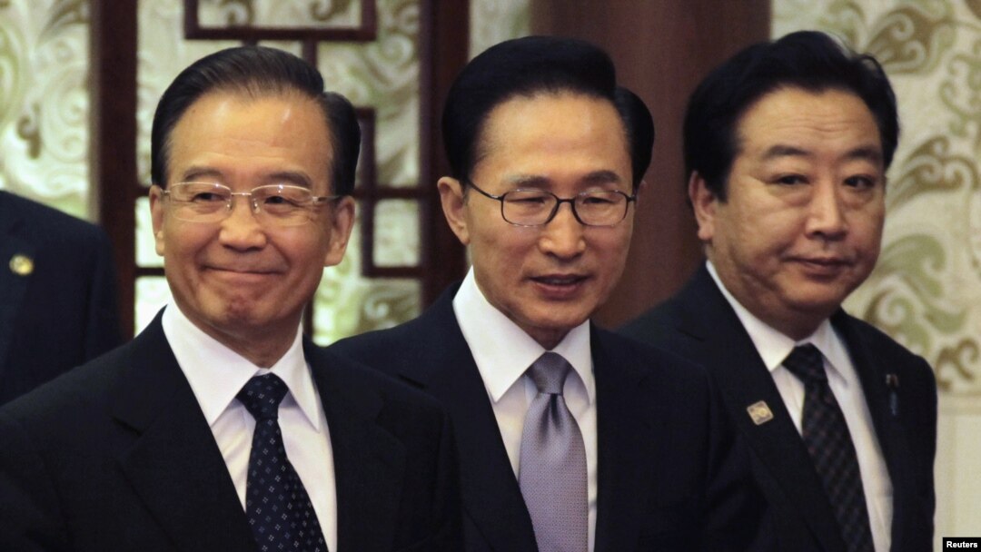 China's Premier Wen Jiabao (L), South Korea's President Lee Myung-bak (C) and Japan's Prime Minister Yoshihiko Noda arrive at a joint news conference of the fifth trilateral summit among the three nations at the Great Hall of the People in Beijing, May 13