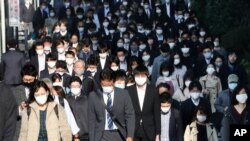 17일 일본 도쿄에서 신종 코로나바이러스 예방을 위해 마스크를 쓴 출근길 시민들.