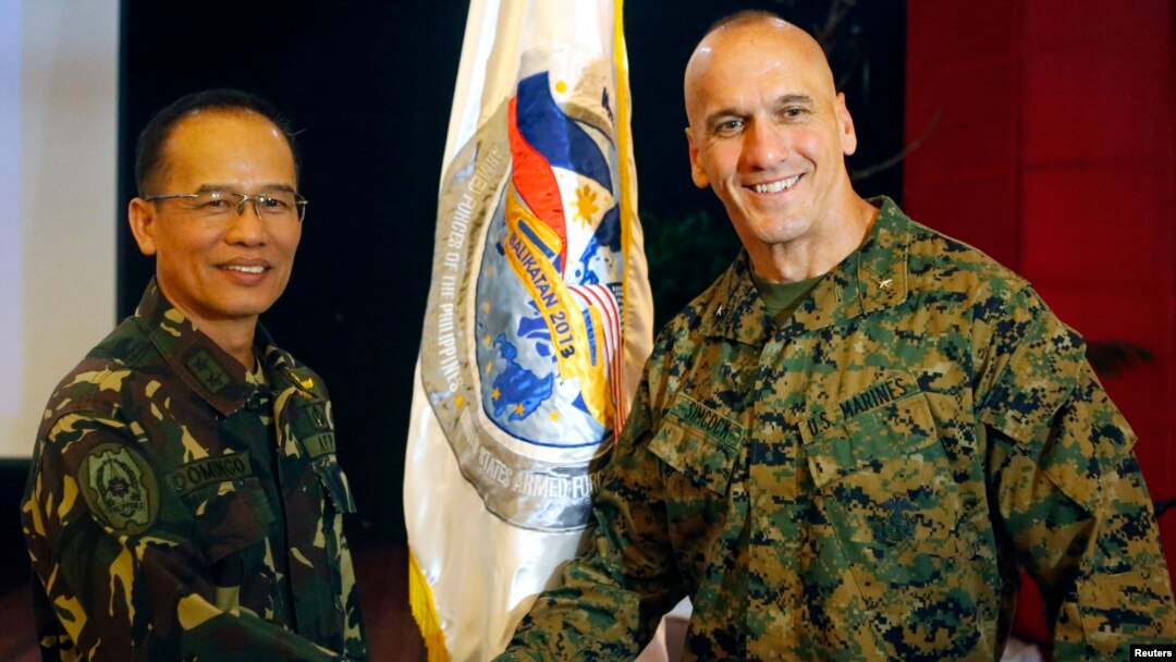 U.S. Marine Brigadier General Richard Simcock (R) shakes hands with Philippines Armed Forces Major General Virgilio Domingo after the opening ceremony of annual Philippines-U.S. military exercise in Manila, April 5, 2013. 