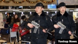 북한이 수소탄 핵실험을 실시했다고 밝힌 6일 김포공항 국제선 청사에서 특수기동대원들이 평소보다 강화된 대테러 예방 위력순찰을 하고 있다.