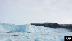 Третий ледокол пробивается к судам-пленникам в Охотском море