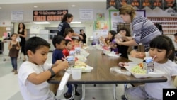 Las escuelas en algunos estados como California, Florida, Texas e incluso Maryland, reciben a un creciente número de niños hispanos.