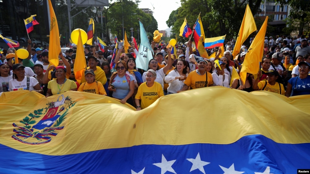 Simpatizantes de la oposición asisten a un mitin de cierre de campaña electoral en Caracas, el jueves 25 de julio de 2024.