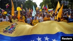 Simpatizantes de la oposición asisten a un mitin de cierre de campaña electoral en Caracas, el jueves 25 de julio de 2024.