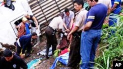 Policemen and firefighters carryout the rescue work after a bus plunged into a ravine in San Isidro, southwest of Quito, Ecuador, 24 Dec 2010