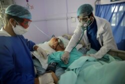 Petugas medis memeriksa pasien Covid-19 yang dirawat di ICU sebuah rumah sakit di Sanaa, Yaman, 14 Juni 2020. (Foto: dok).
