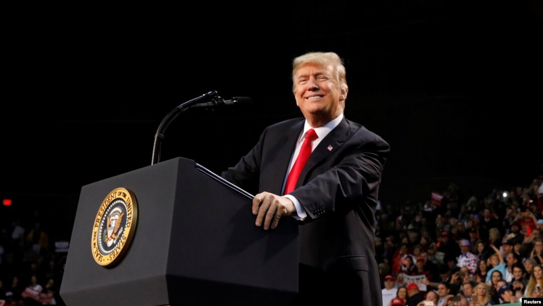 Američki predsednik Donald Tramp tokom govora na skupu u Pensakoli, na Floridi 8. decembra 2017. (Foto: Kevin Lamarque/Reuters)