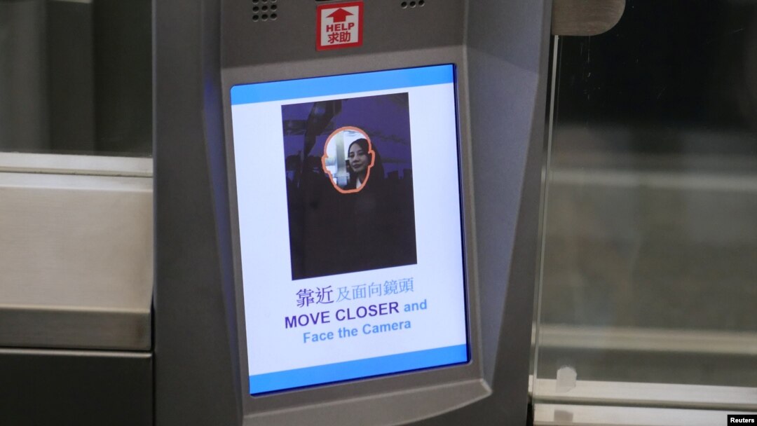 Una máquina de "partida intelignete" es usada para identificar a viajeros en el aeropuerto de Hong Kong, China.