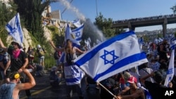 2023年7月24日，以色列警方在耶路撒冷使用高压水枪驱散堵塞道路的示威者。（美联社照片）