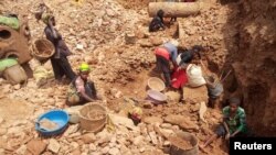 Para penambang di sebuah tambang kecil dekat Kamituga di timur Republik Demokratik Kongo, 22 Mei 2019. (Foto: Reuters)