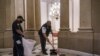 Trabajadores limpian los destrozos afuera de la oficina de la presidenta de la Cámara de Representantes de EE.UU. Nancy Pelosi, un día después del violento asalto al Capitolio por parte de seguidores del presidente Donald Trump. 7 de enero de 2021. 