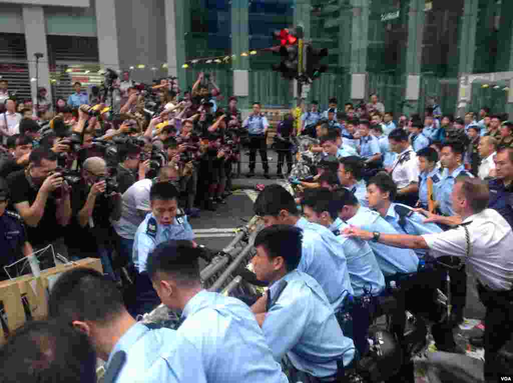 香港警方星期三上午展開強行清場行動（美國之音海彥拍攝)。