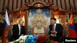 Presiden Rusia Vladimir Putin dan Presiden Mongolia Ukhnaagiin Khurelsukh menghadiri pertemuan di Ulaanbaatar, Mongolia, 3 September 2024. (Sputnik/Vyacheslav Prokofyev/Pool via REUTERS )