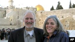 Alan and Judy Gross are seen in Jerusalem in the year her American husband was detained in Cuba, accused of spying for the U.S., 2005. (file photo)