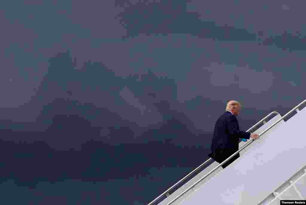 미국 공화당 대선 후보인 도널드 트럼프 대통령이 선거유세가 열리는 펜실베이니아 라트로브로 가기 위해 워싱턴 인근 메랠랜드주 앤드루스 공군 기지에서 대통령 전용기인 에어포스원에 오르고 있다. 