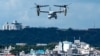 ARCHIVO: Un avión militar Osprey del Cuerpo de Marines de EEUU vuela sobre la ciudad de Ginowan, en Okinawa, Japón, el 23 de agosto de 2023.