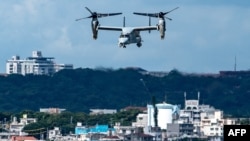 ARCHIVO: Un avión militar Osprey del Cuerpo de Marines de EEUU vuela sobre la ciudad de Ginowan, en Okinawa, Japón, el 23 de agosto de 2023.