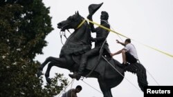 Manifestantes en el Parque Lafayette, en Washington DC intentaron derribar la estatua ecuestre del expresidente Andrew Jackson el 22 de junio de 2020.