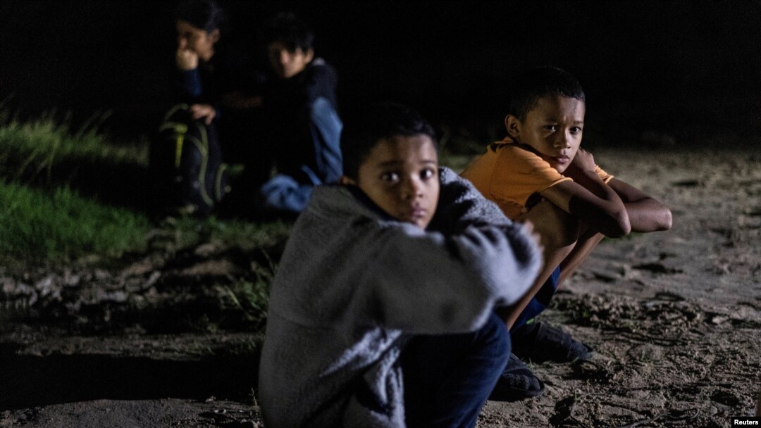Beberapa migran anak-anak berusia di bawah 18 tahun yang memasuki perbatasan Amerika tanpa pendamping dewas (foto: dok). 