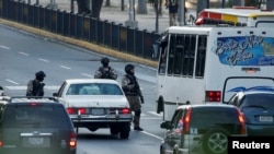 (ARCHIVO) Miembros de contrainteligencia militar de Venezuela vigilan una carretera como parte de los preparativos de seguridad antes de la juramentación del gobernante Nicolás Maduro para un tercer mandato, en Caracas, el 4 de enero de 2025. 