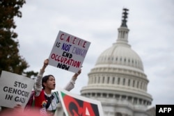 Anggota komunitas Yahudi AS memprotes operasi militer Israel di Gaza di luar gedung kantor Senat Cannon di Capitol Hill di Washington, DC pada 18 Oktober 2023. (Foto: AFP)