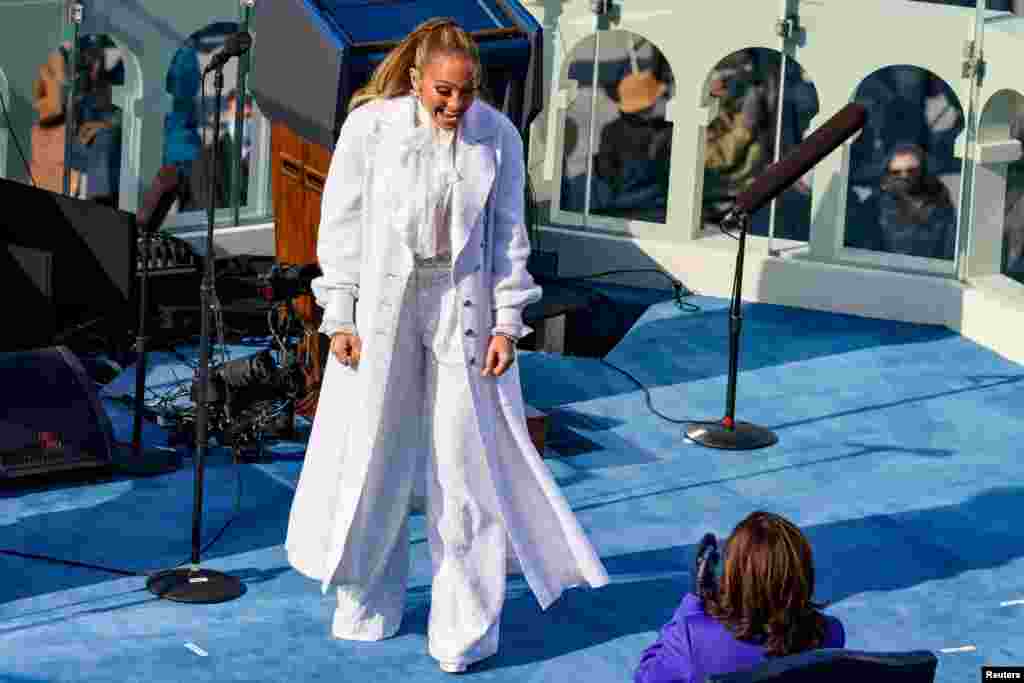 Jennifer Lopez saluda a la vicepresidenta de Estados Unidos, Kamala Harris, durante la 59a inauguraci&#243;n presidencial en Washington, Estados Unidos, el 20 de enero de 2021.