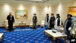 마이크 폼페오 미국 국무장관이 지난해 11월 카타르 도하에서 아프가니스탄 정부와의 평화협상을 앞둔 탈레반 협상대표단과 만났다.