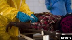 Petugas kesehatan mengambil sampel darah dari pasien Ebola di Kenema, Guinea (foto: dok).