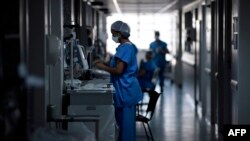 En esta foto de archivo tomada el 1 de junio de 2020 un profesional de la salud trabaja en el pabellón de la Unidad de Cuidados Intensivos (UCI) donde están siendo tratados pacientes infectados por el COVID-19, en el hospital Santa Casa en Belo Horizonte,