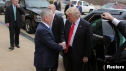 El presidente Donald Trump saluda al secretario de Defensa James Mattis (izq.) antes de la ceremonia de juramentación de Mattis en el Pentágono.