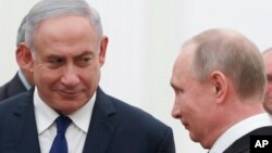 Presiden Rusia Vladimir Putin (kanan) berbicara dengan PM Israel Benjamin Netanyahu dalam pertemuan di Kremlin, Moskow hari Rabu (9/5). 