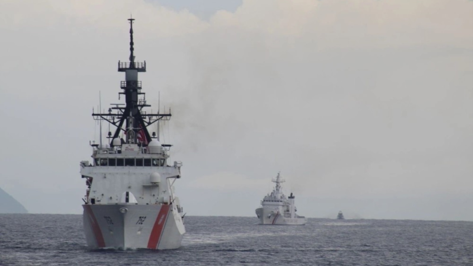 美国海岸警卫队巡逻舰“斯特拉顿”号（Stratton）5月20日与菲律宾海岸警卫队“梅尔乔拉·阿基诺号”（Melchora Aquino）巡逻舰一起参加联合海上军演。 (图片来源：美国海军)