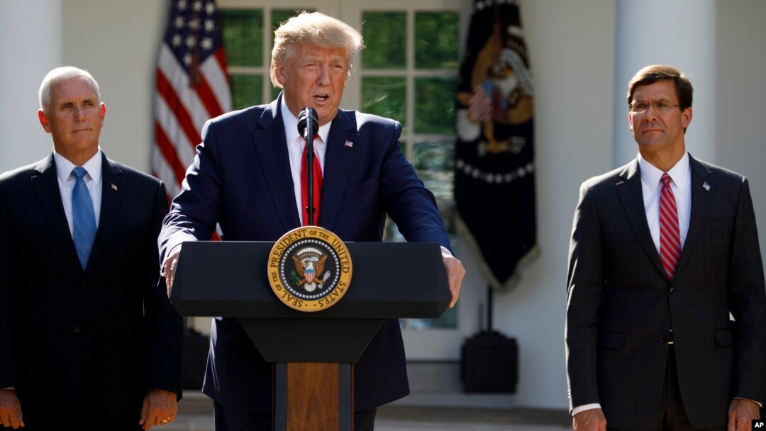 Predsednik SAD Donald Tramp, potpredsednik Majk Pens i sekretar za odbranu Mark Esper na ceremoniji u Ružičnjaku Bele kuće, 29. avgusta 2019. (Foto: AP)
