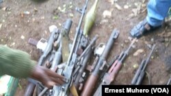 Des armes ont été saisies, au Sud-Kivu, RDC, le 5 novembre 2017. (VOA/Ernest Muhero)