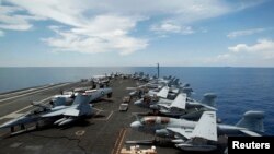 Cubierta del USS Nimitz, que ya navega en el Mar Rojo.