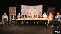 Učesnici debate "Srbija u EU: Da, možda ne?", koja je u organizaciji Krovne organizacije mladih održana u Centru za kulturnu dekontaminaciju, u Beogradu, 27. februara 2019.