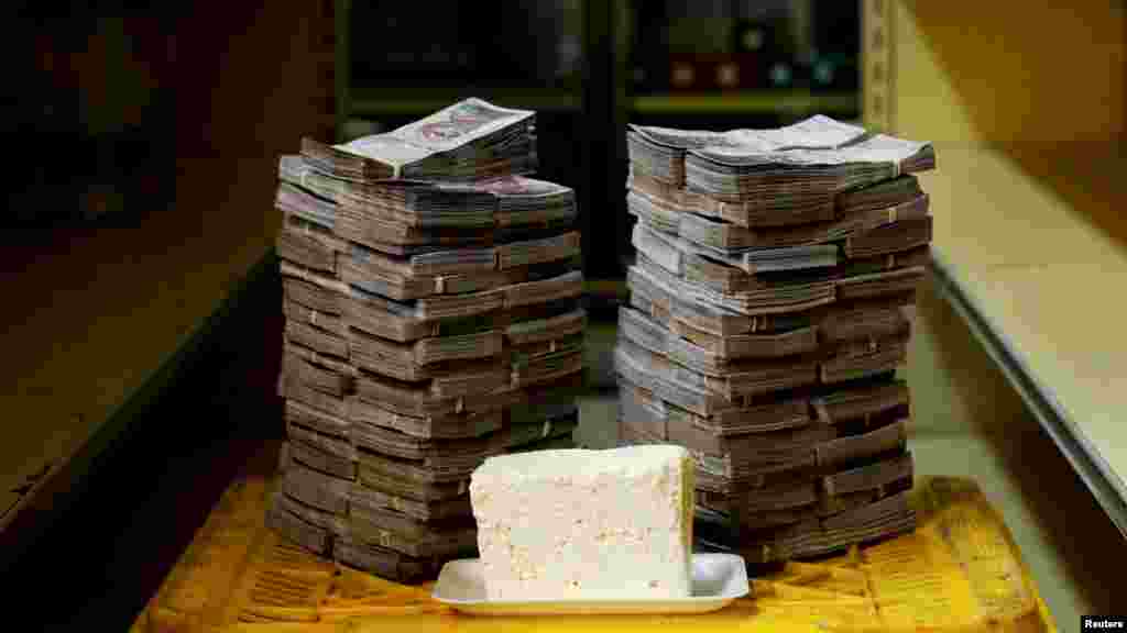 Un kilogramo de queso junto a 7.500.000 bolívares, equivalente a 1,14 dólares.